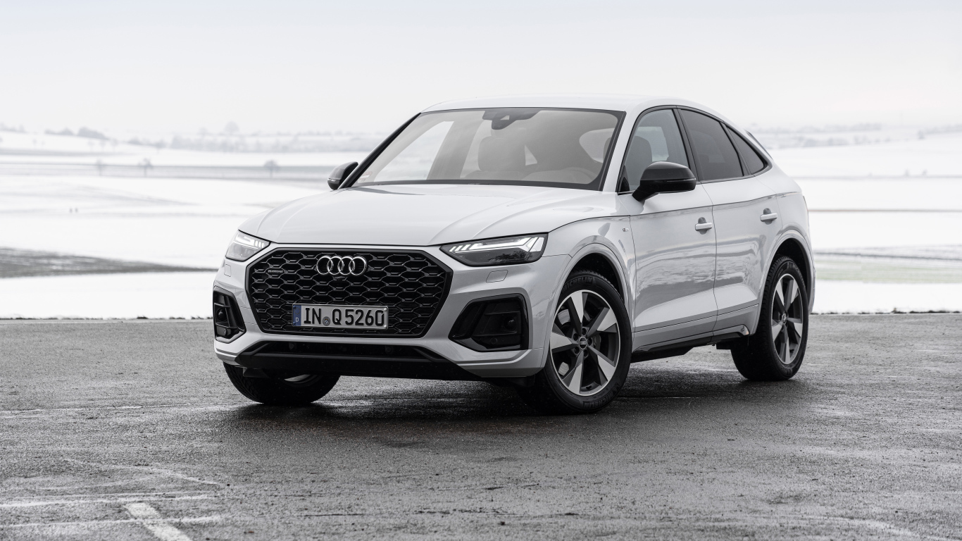 Серебристый автомобиль Audi Q5 Sportback 40 TDI Quattro S Line 2021 года