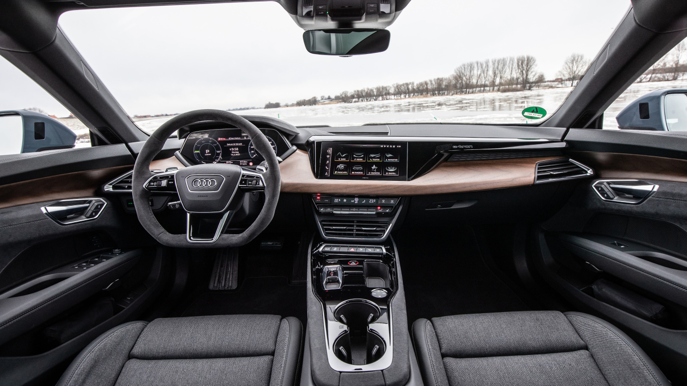 Стильный салон автомобиля Audi E-Tron GT Quattro 2021 года
