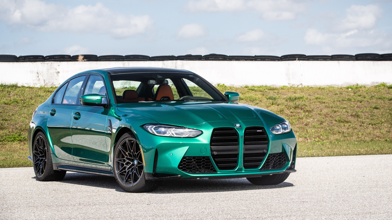 Автомобиль BMW M3, 2021 года в лучах солнца