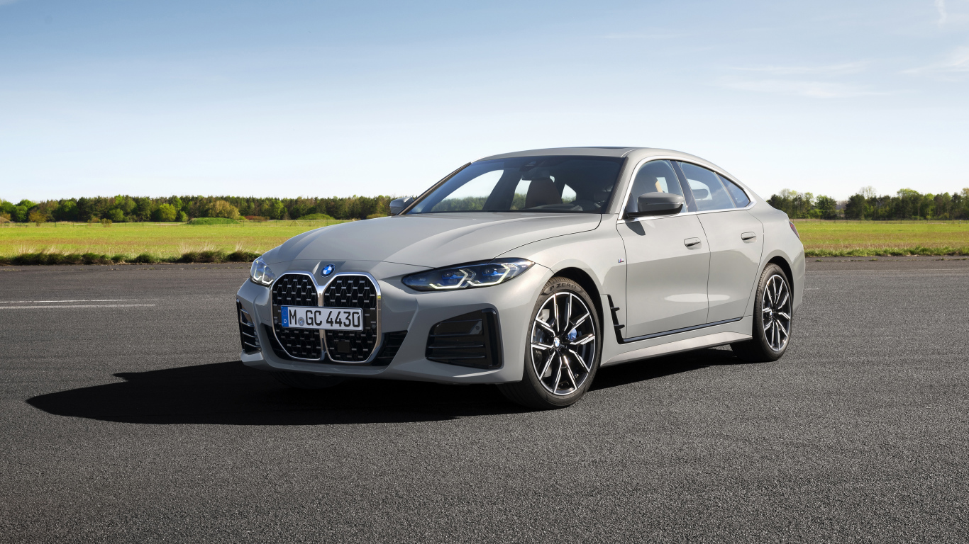 Серебристый автомобиль BMW 430i Gran Coupé M Sport 2021 года