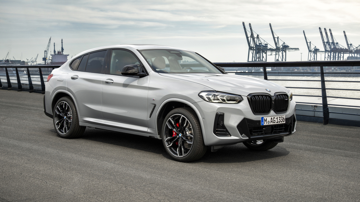 Серебристый автомобиль BMW X4 M40i 2021 года в порту