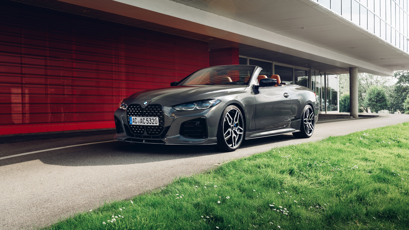 Серебристый кабриолет BMW 4 Series 2021 года у гаража