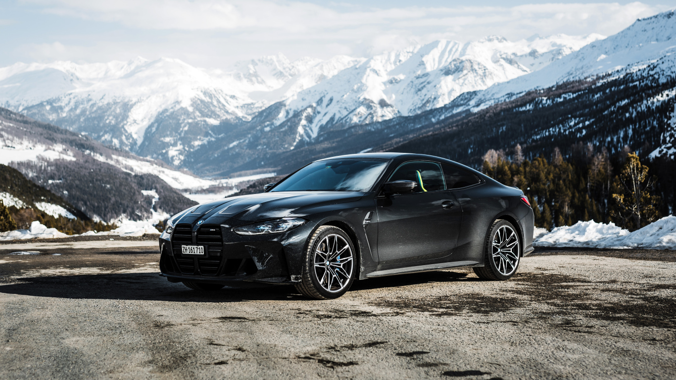 Черный автомобиль BMW M4 Coupé  на фоне гор