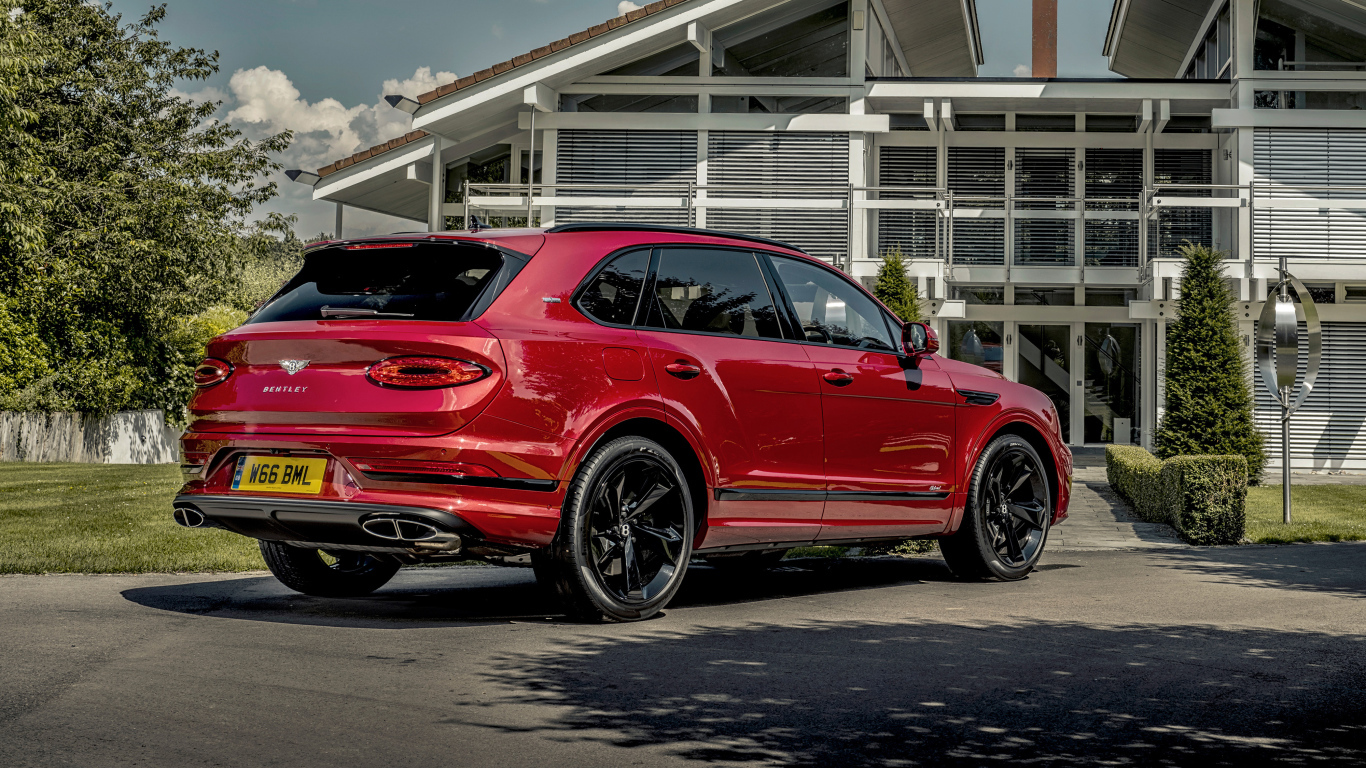 Автомобиль Bentley Bentayga Hybrid First Edition 2021 года вид сзади