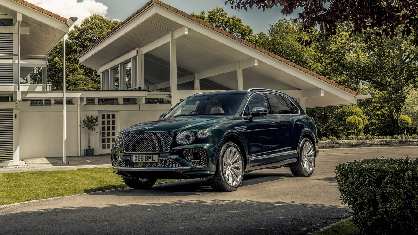 Автомобиль Bentley Bentayga Hybrid 2021 года у дома