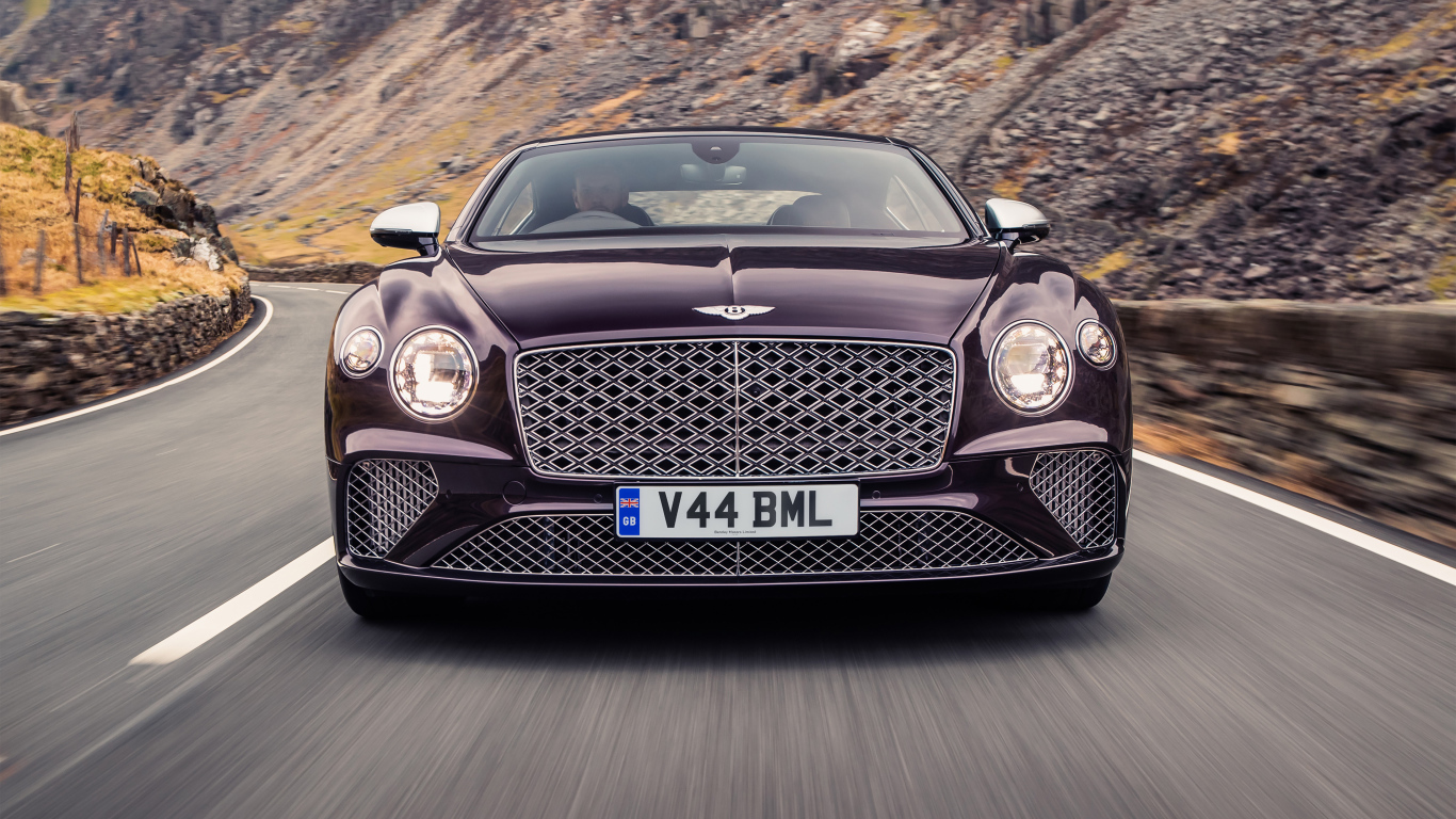 Автомобиль Bentley Continental GT Mulliner вид спереди