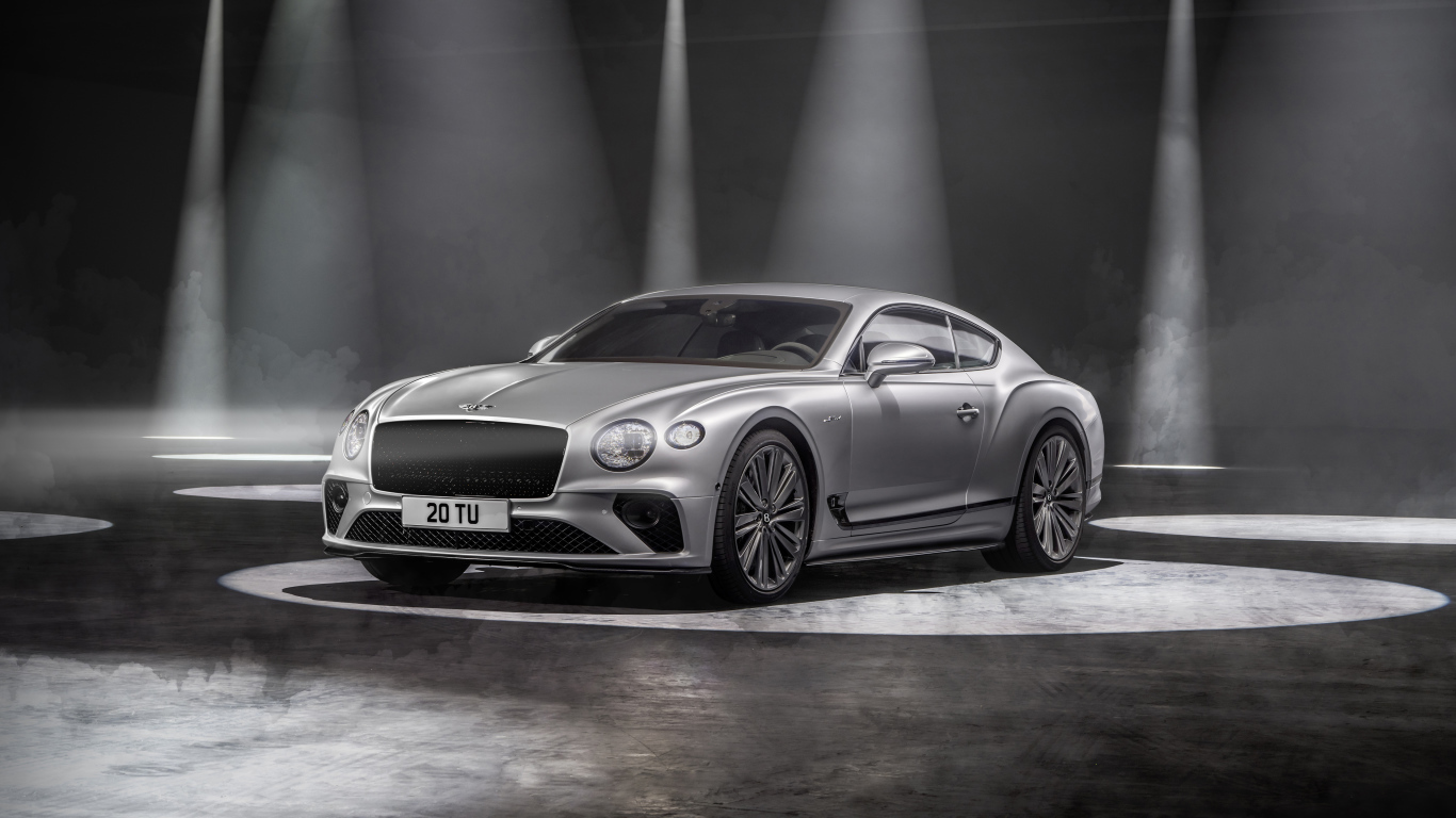 Дорогой автомобиль Bentley Continental GT Speed 2021 года в свете софитов