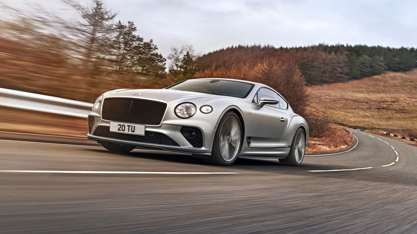 Быстрый автомобиль Bentley Continental GT Speed 2021 года на трассе