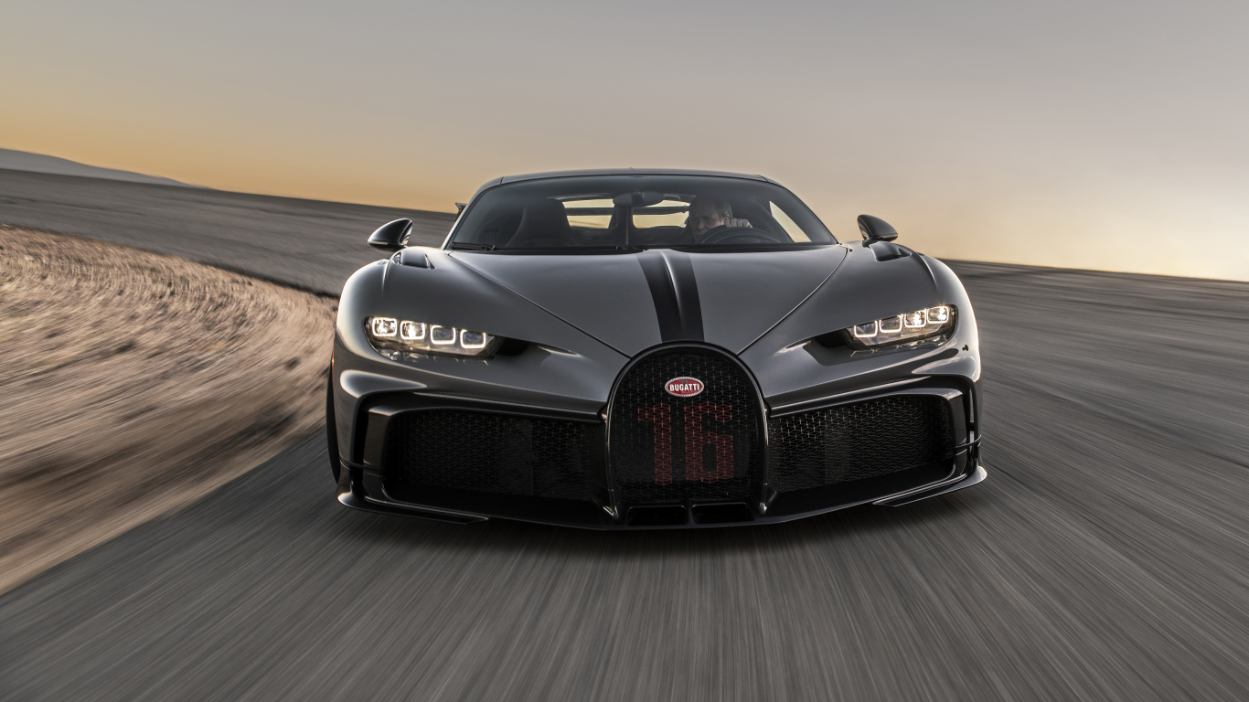 Автомобиль Bugatti Chiron Pur Sport на трассе