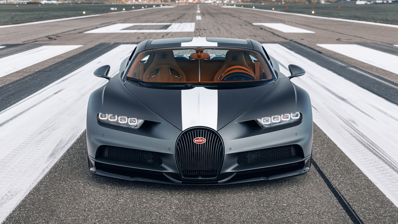 Спортивный автомобиль Bugatti Chiron  на гоночной трассе