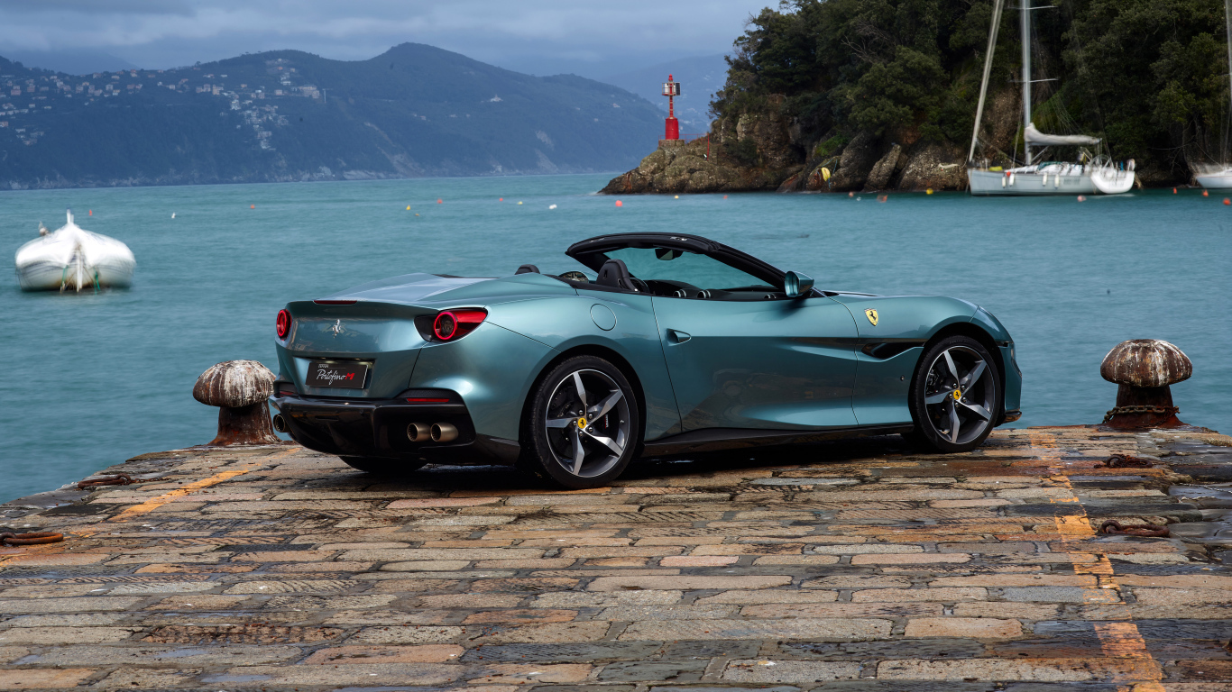 Кабриолет Ferrari Portofino M 2021 года у воды
