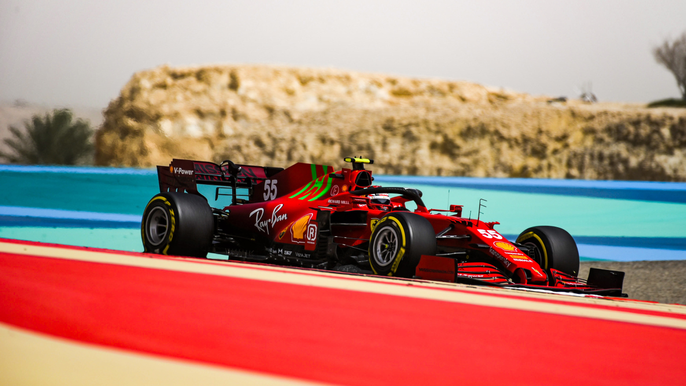 Красный гоночный автомобиль  Ferrari SF21 2021 года на трассе