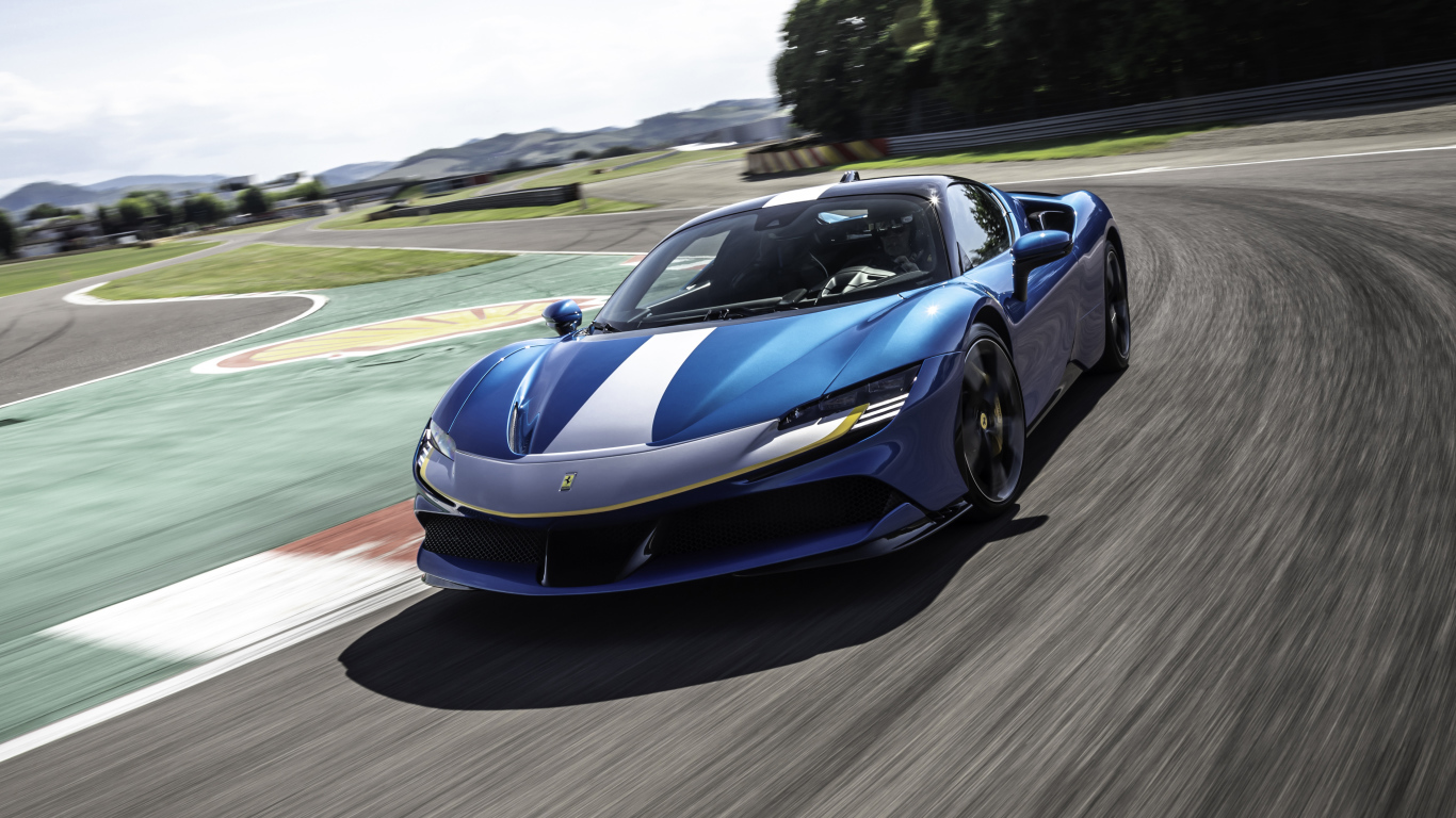 Гоночный автомобиль Ferrari SF90 Stradale Assetto Fiorano 2021 года на трассе