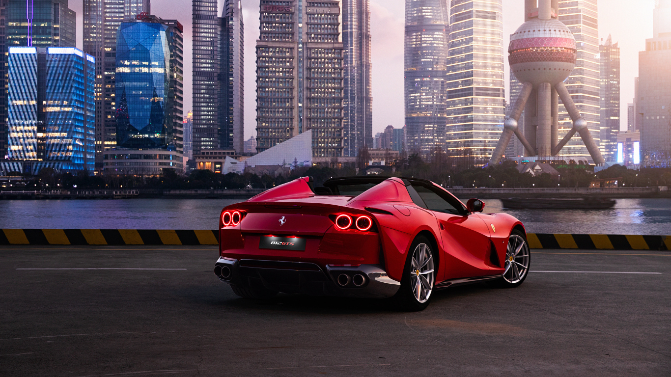 Автомобиль  Ferrari 812 GTS вид сзади на фоне города