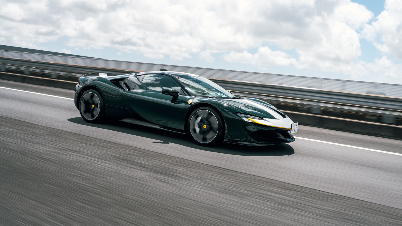 Зеленый Ferrari SF90 Stradale Assetto Fiorano на трассе