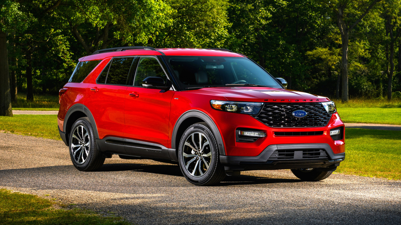 Красный Ford Explorer ST-Line, 2022 года в парке