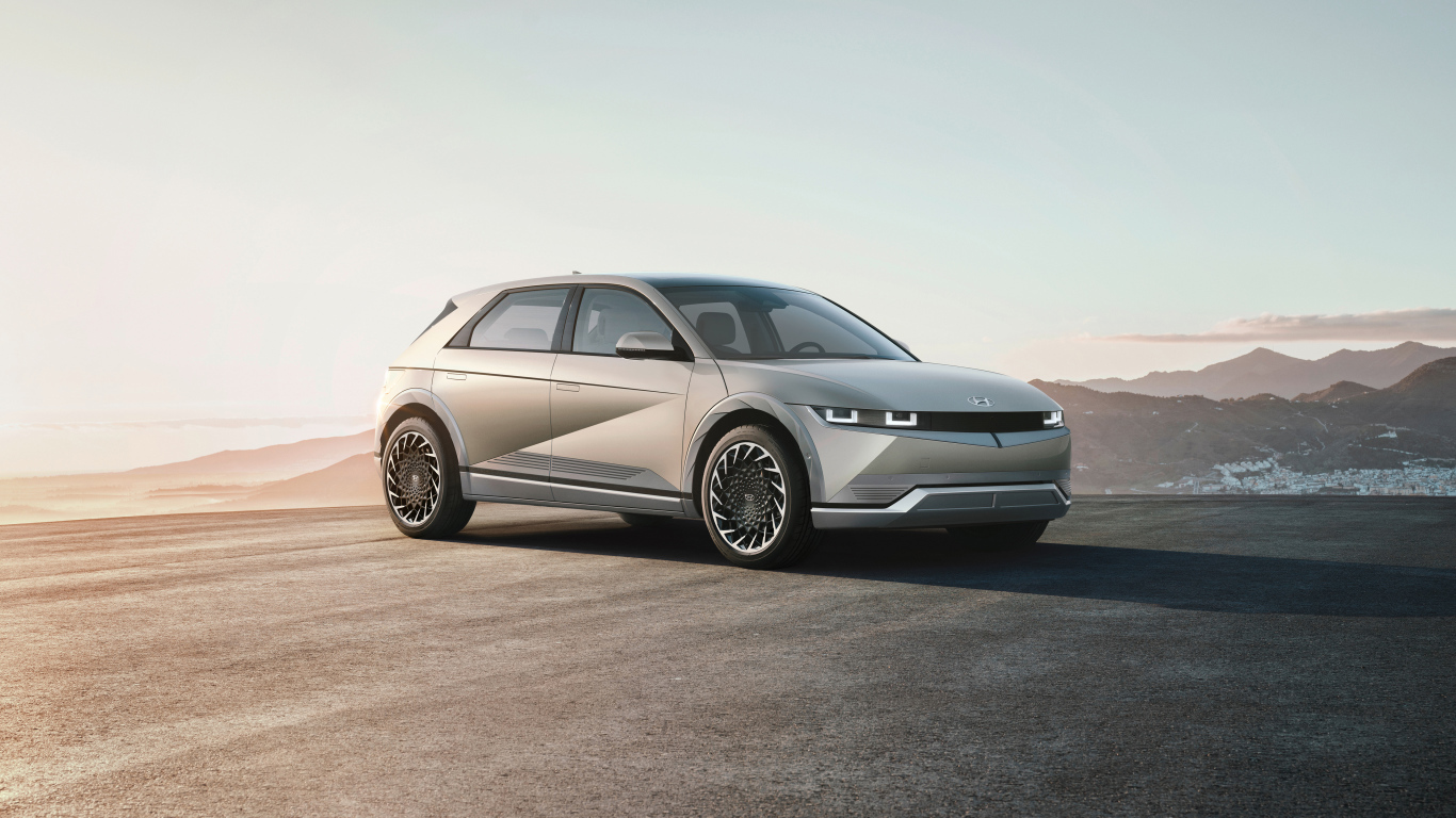 Автомобиль Hyundai IONIQ 5 2021 года в лучах солнца