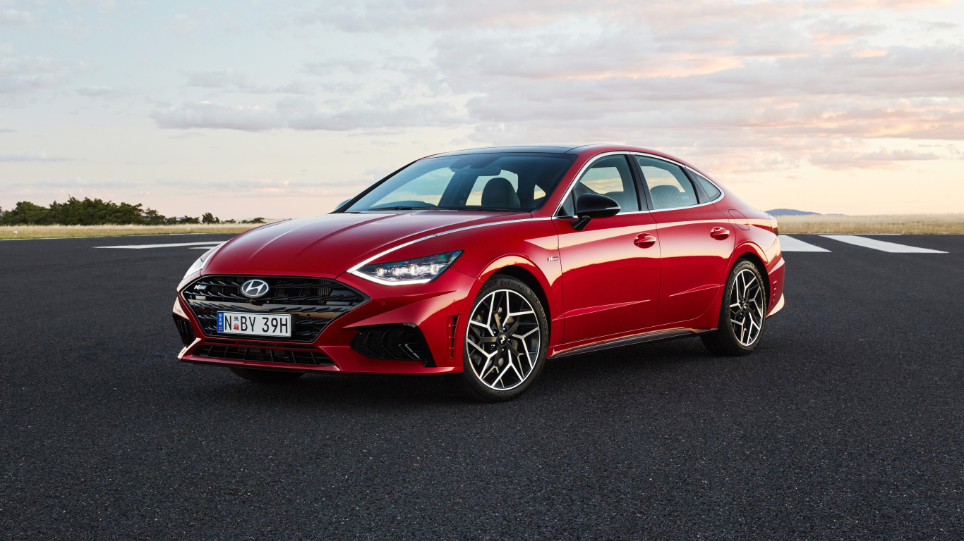 Красный автомобиль Hyundai Sonata N Line 2021 года на дороге