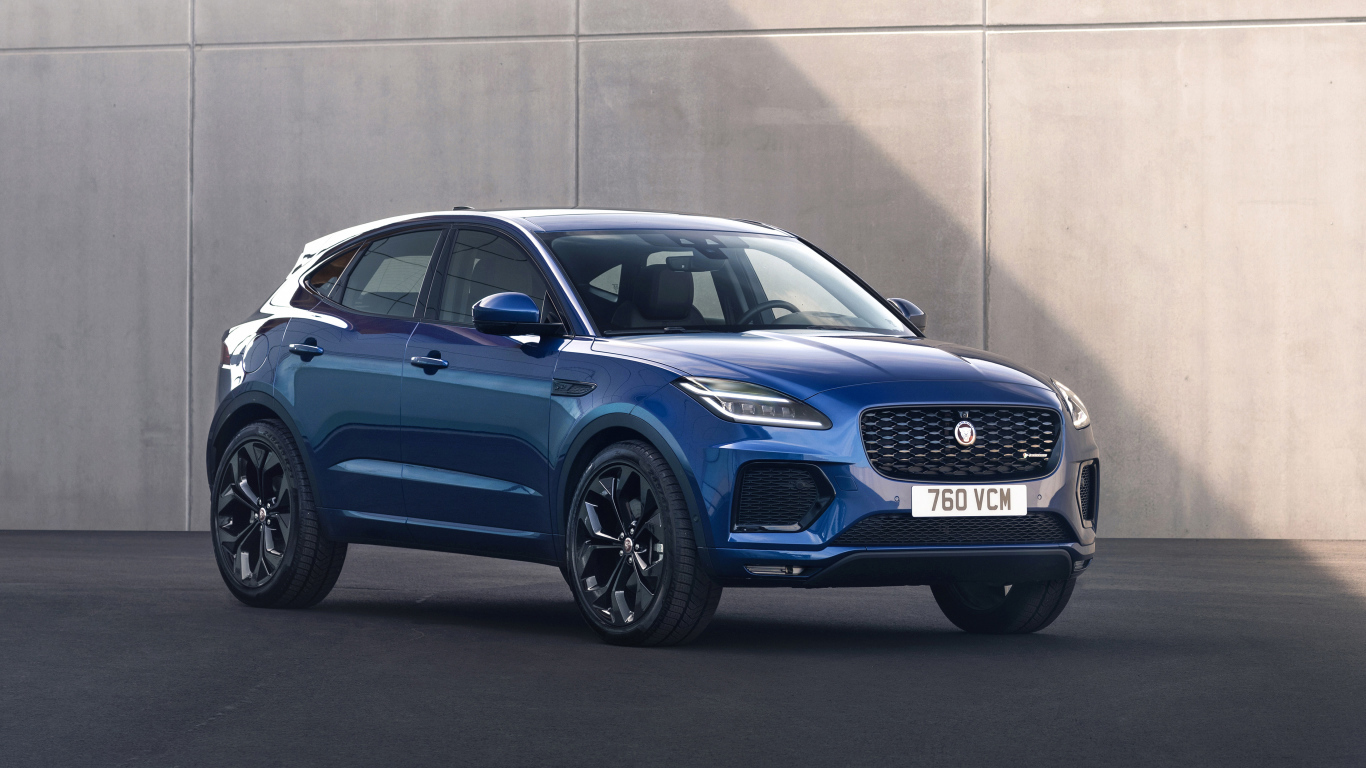 Синий внедорожник Jaguar E-Pace R-Dynamic Black Pack 2021 года