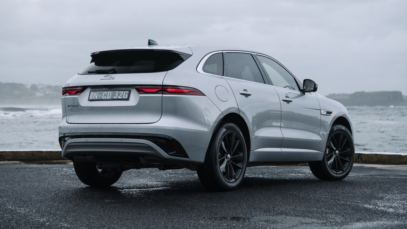 Автомобиль Jaguar F-Pace P250 R-Dynamic, 2021 года вид сзади