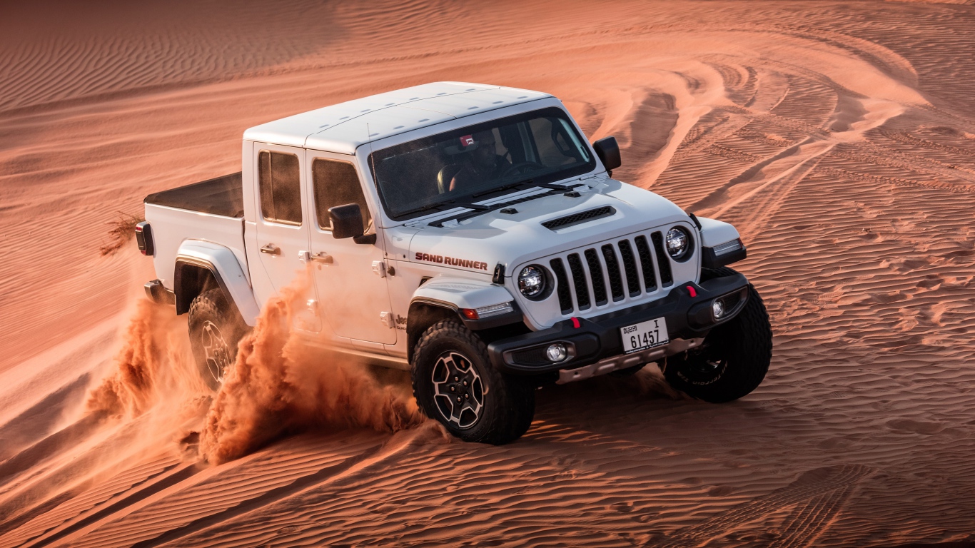 Автомобиль Jeep Gladiator Sand Runner 2021 года в пустыне