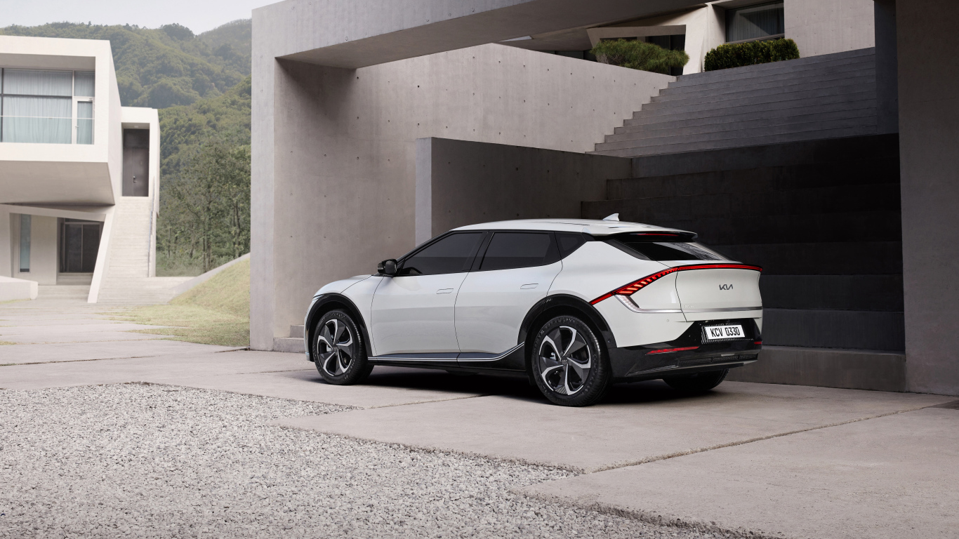 Белый кроссовер Kia EV6 2021 года вид сзади