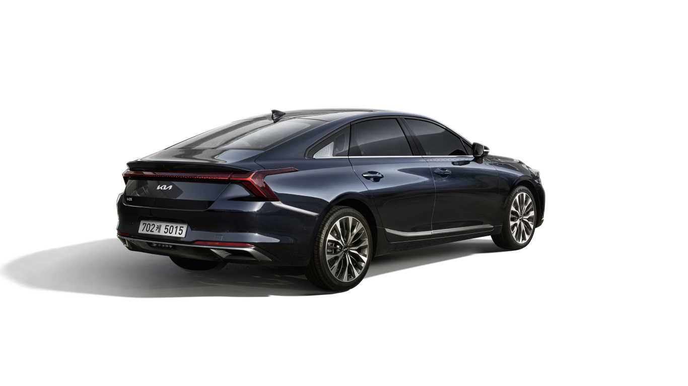 Черный автомобиль Kia K8 2021 года вид сзади