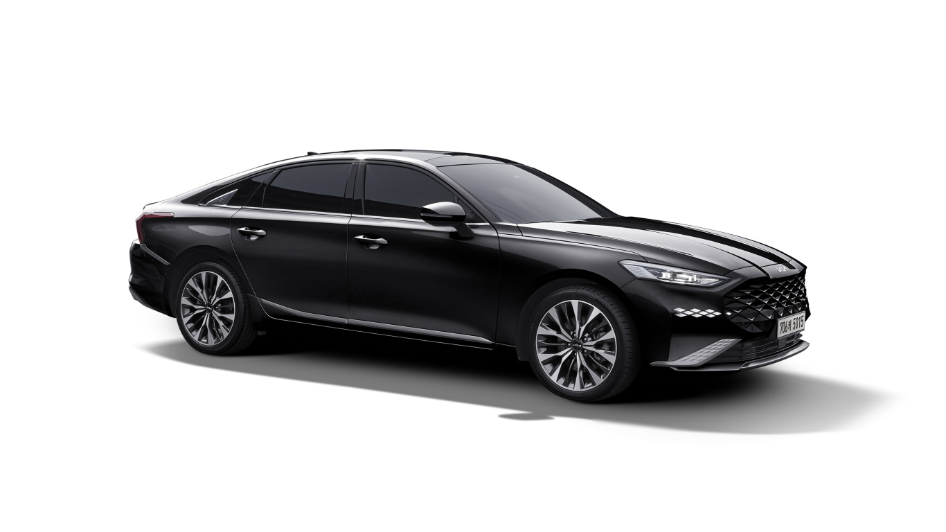 Черный стильный автомобиль Kia K8 2021 года на белом фоне