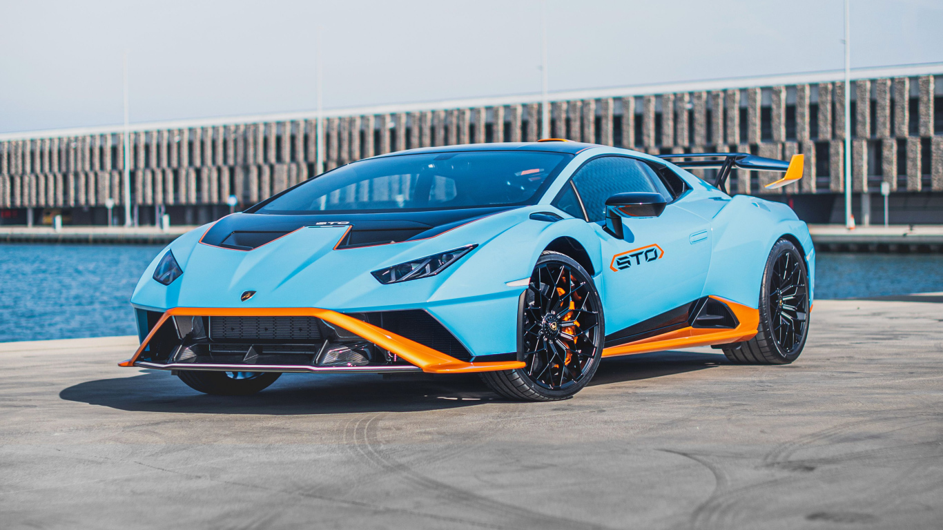 Спортивный автомобиль Lamborghini Huracán STO 2021 года у воды