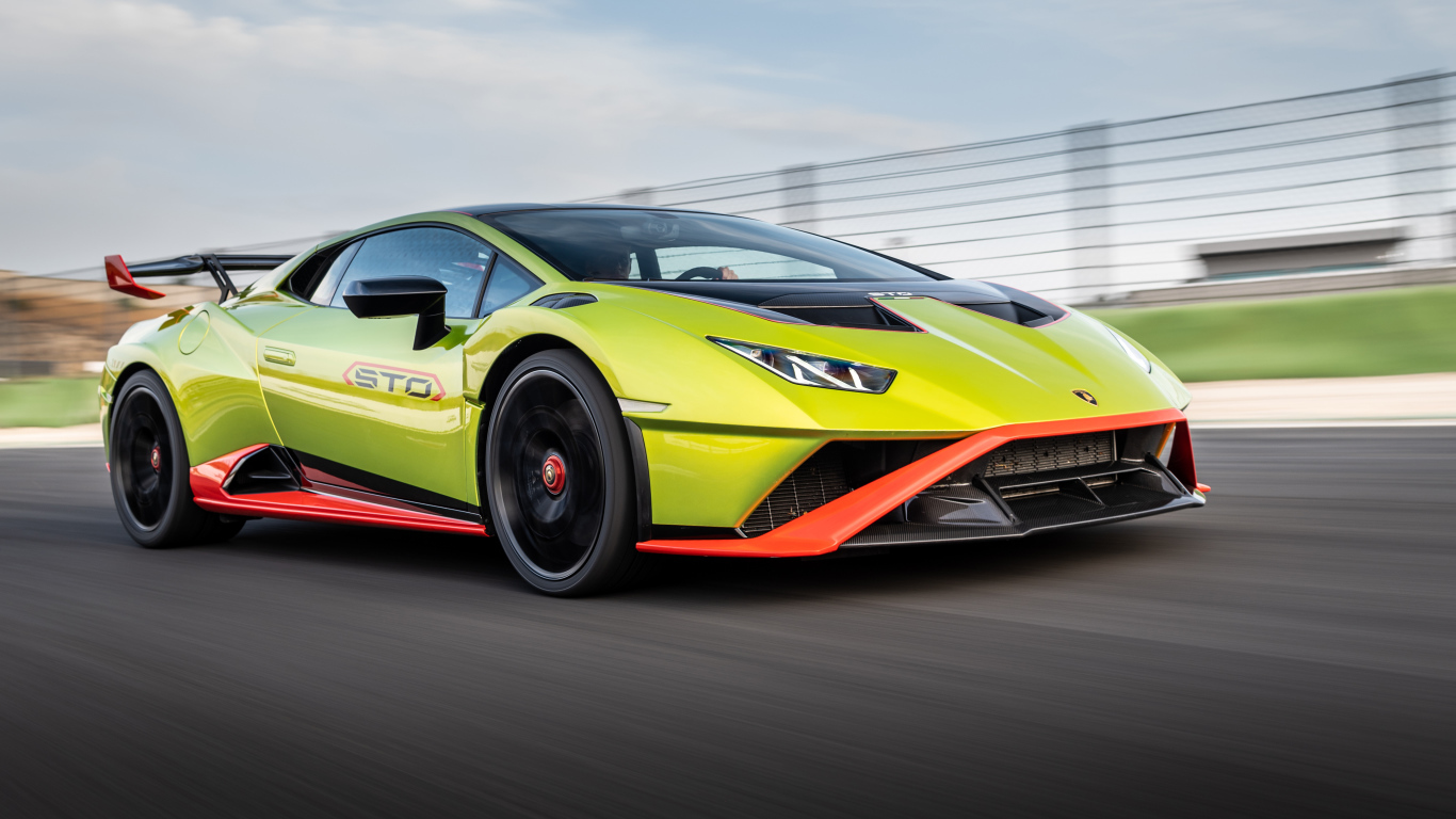 Зеленый автомобиль Lamborghini Huracán STO 2021 года на высокой скорости 