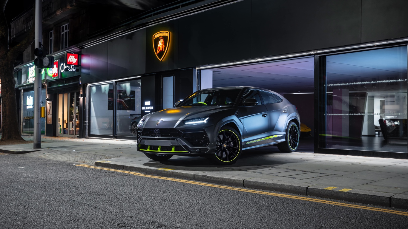 Внедорожник Lamborghini Urus у автосалона