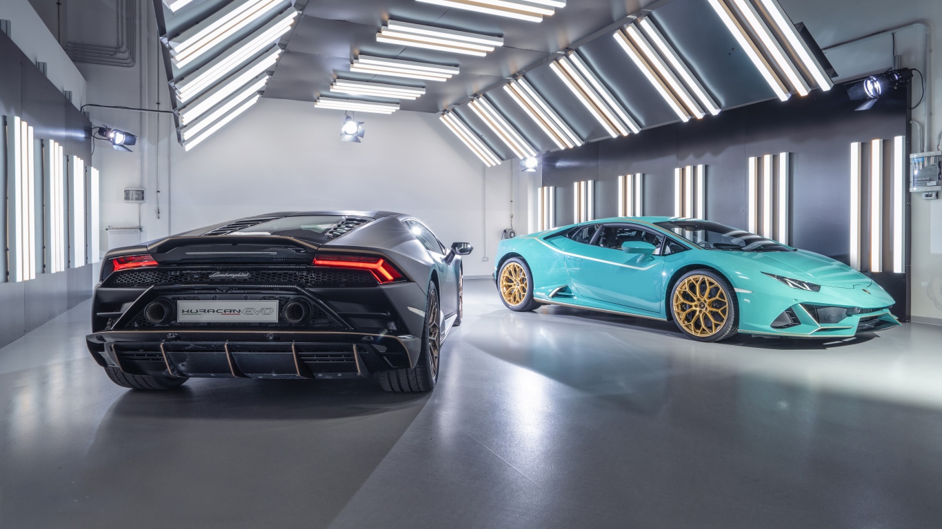 Два автомобиля  Lamborghini Huracán 2021 года в гараже