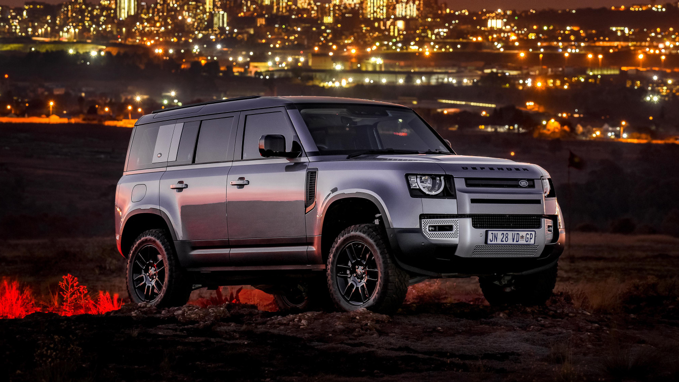 Серебристый внедорожник Land Rover Defender 110 P400 S Urban Pack 2021 года на фоне города