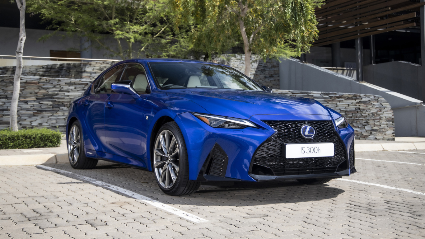 Синий автомобиль Lexus IS 300h F SPORT 2021 года вид спереди