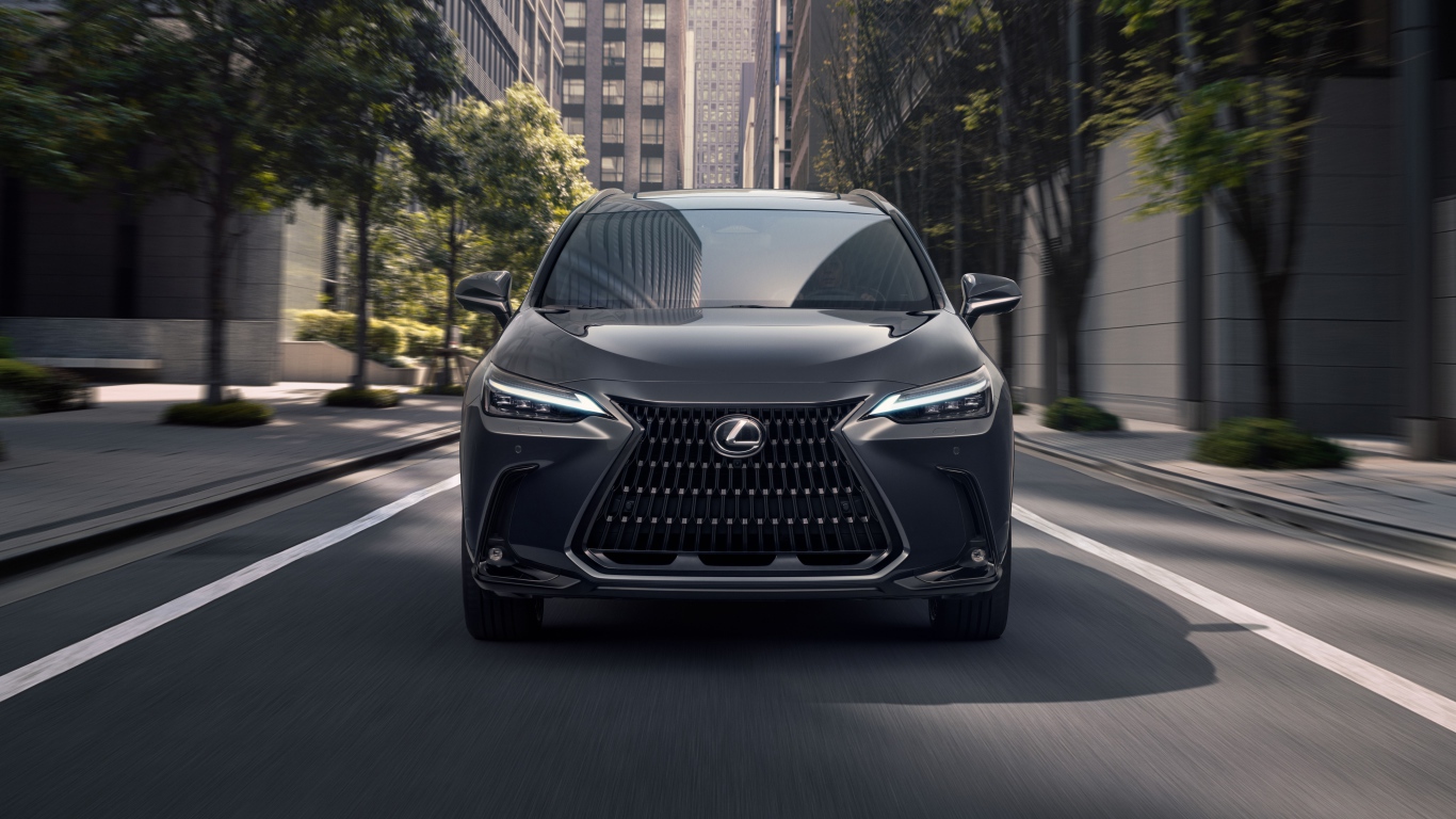 Автомобиль Lexus NX 400h 2021 года вид спереди