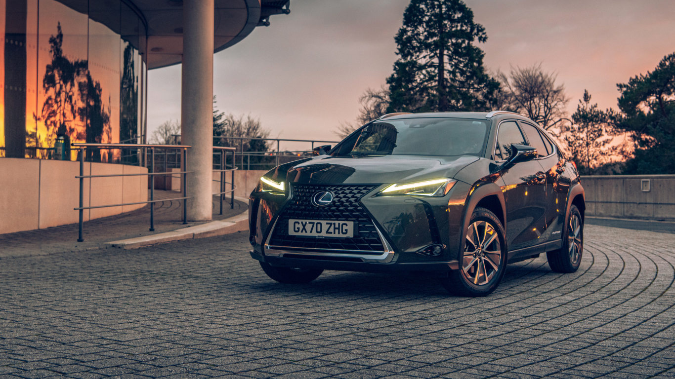 Автомобиль Lexus UX 300e 2021 года с включенными фарами