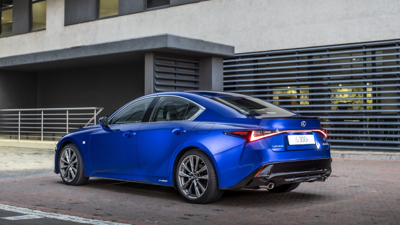 Синий автомобиль Lexus IS 300h F SPORT, 2022 года вид сзади