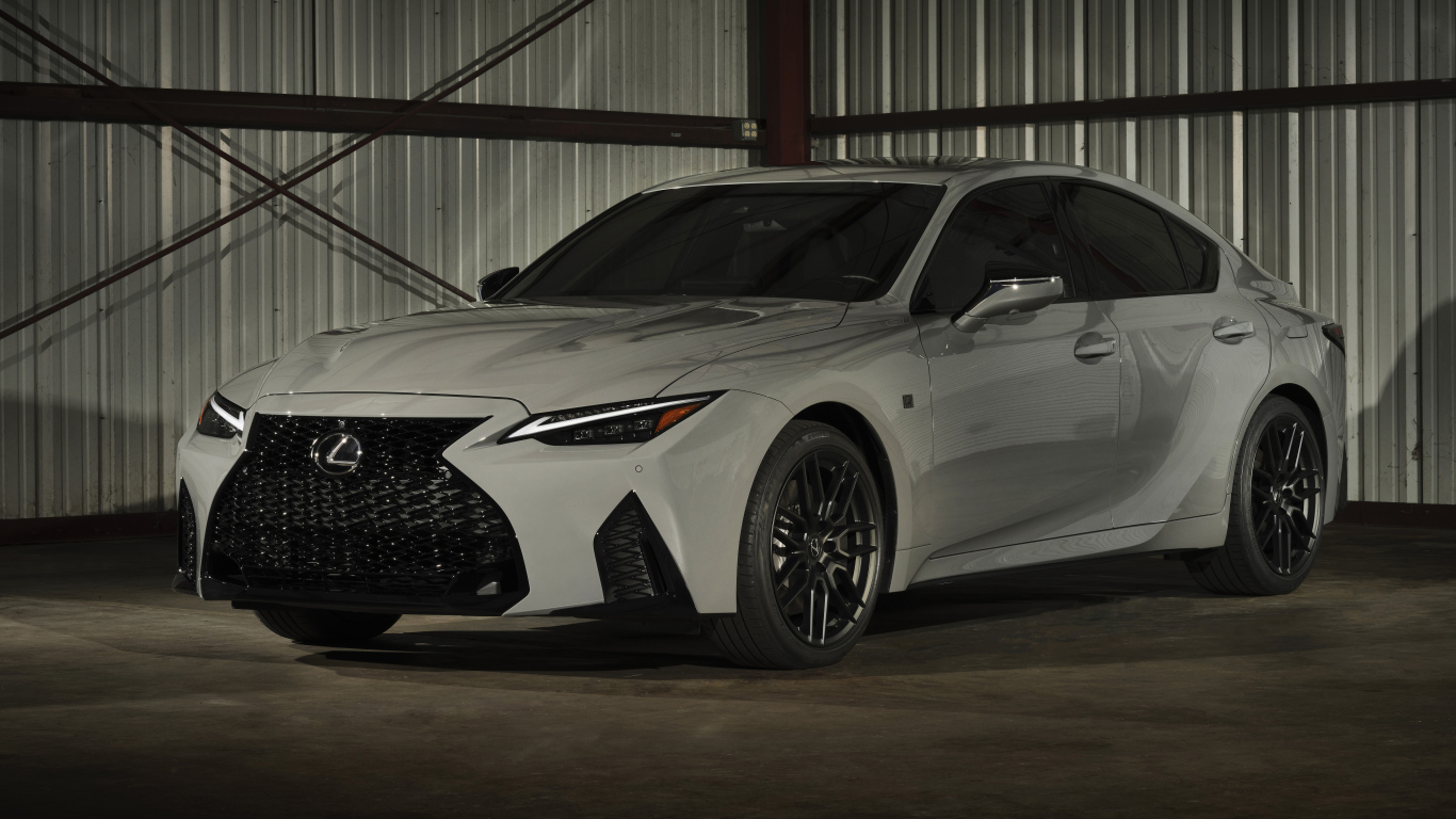 Белый автомобиль  Lexus IS 500 F SPORT, 2022 года