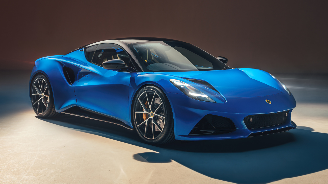 Голубой автомобиль Lotus Emira First Edition 2021 года