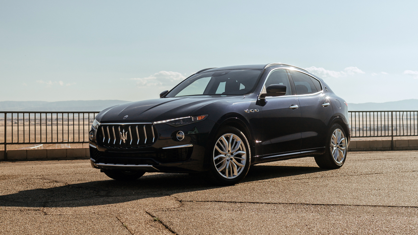 Черный автомобиль Maserati Levante S Q4 GranLusso, 2021 года