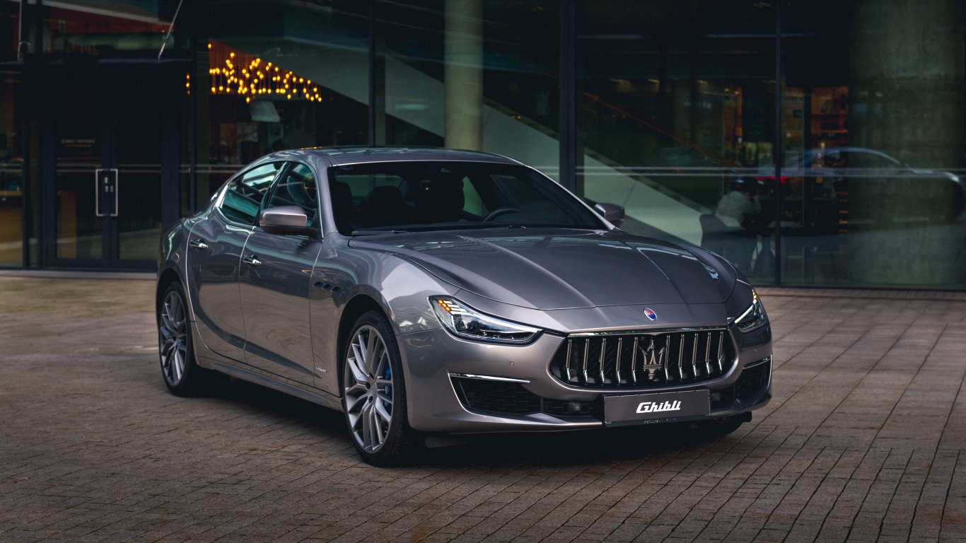 Дорогой стильный автомобиль Maserati Ghibli Hybrid GranLusso