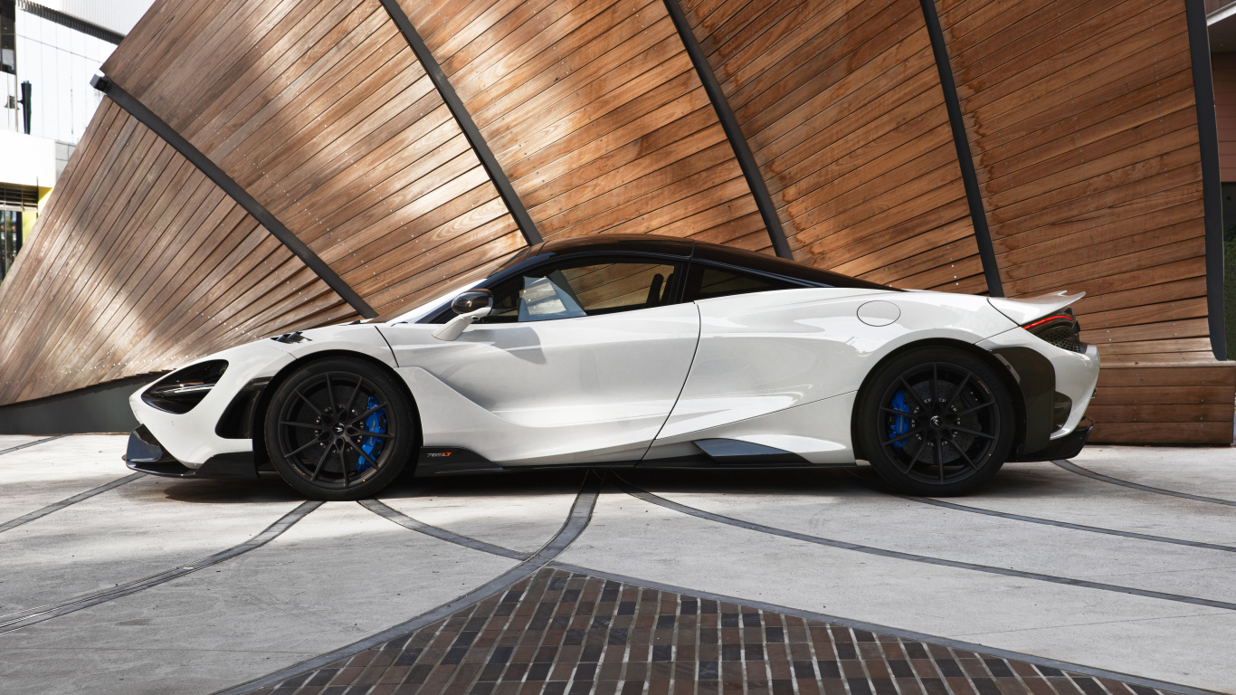 Белый автомобиль  McLaren 765LT, 2021 года вид сбоку