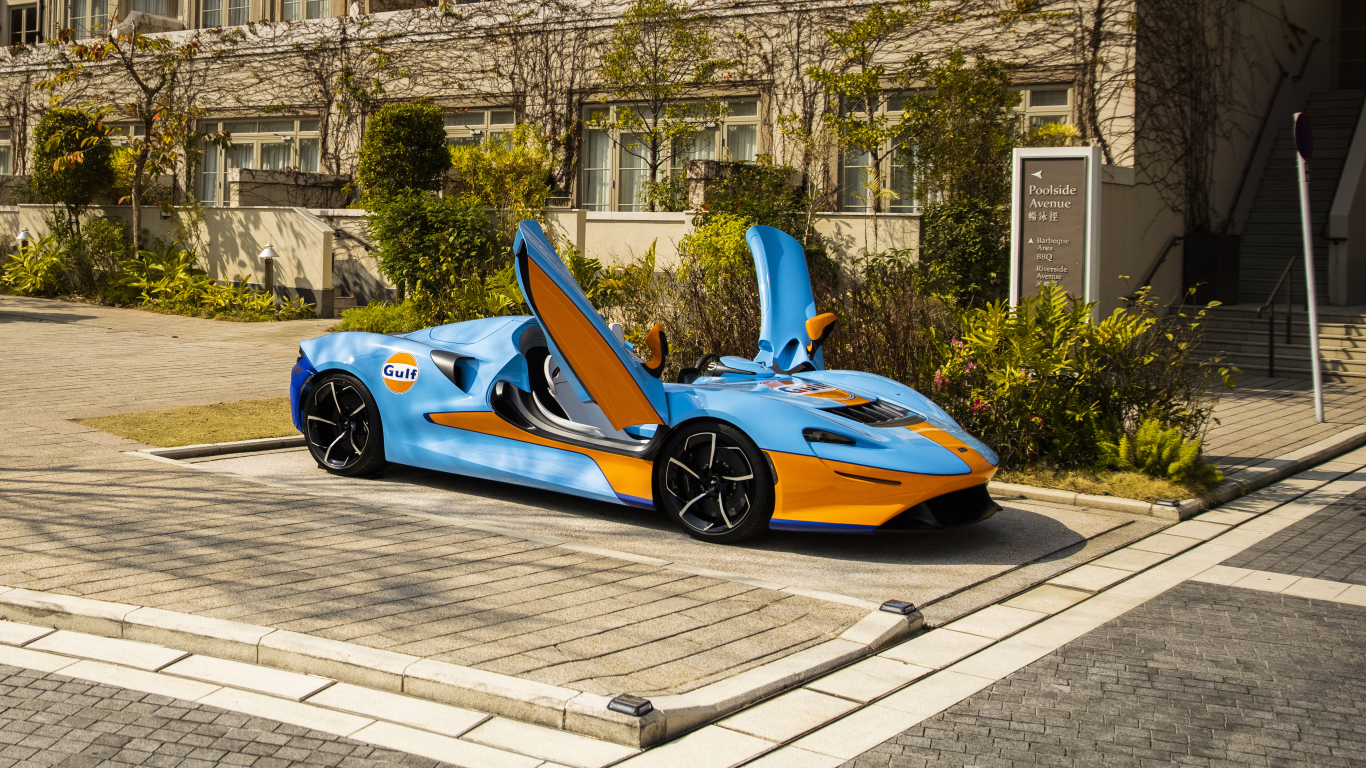 Автомобиль  McLaren Elva Gulf Theme, 2021 года у дома