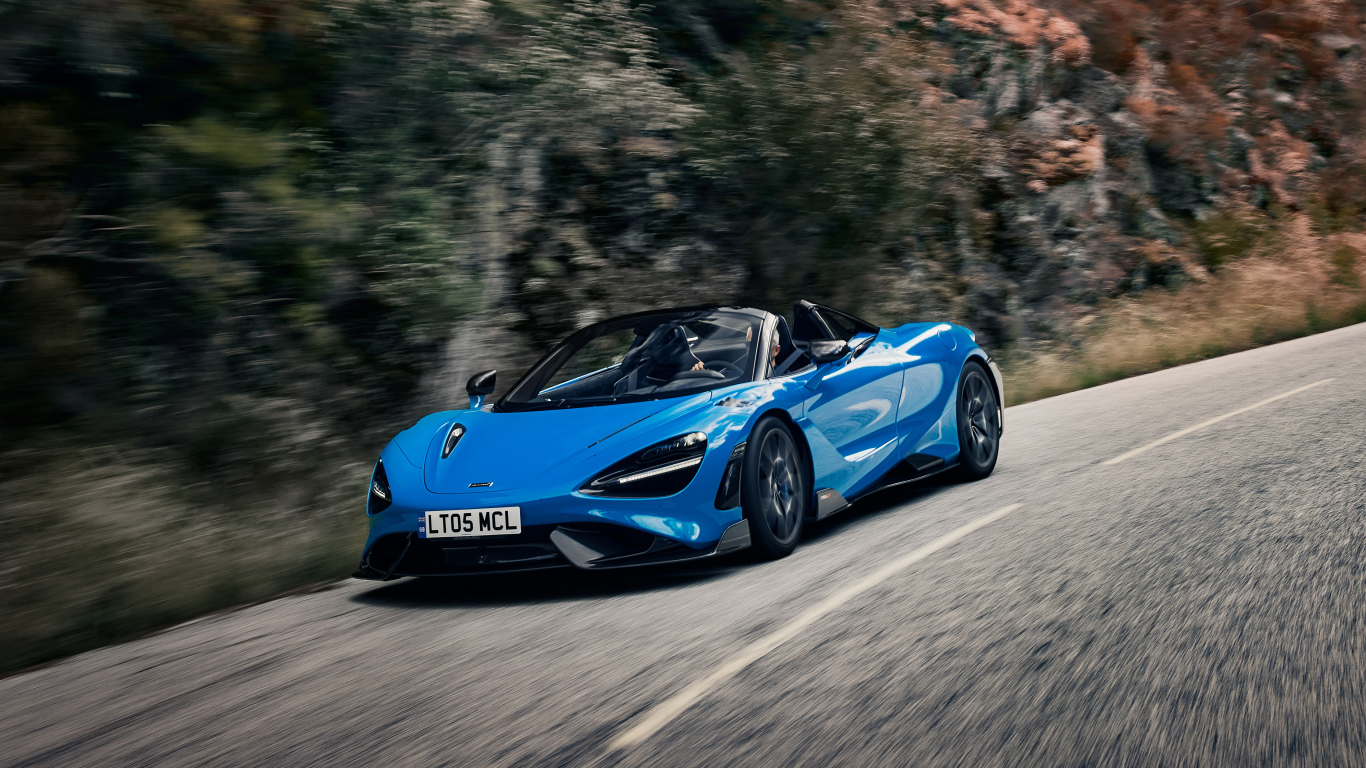 Синий кабриолет McLaren 765LT Spider 2022 года на дороге 