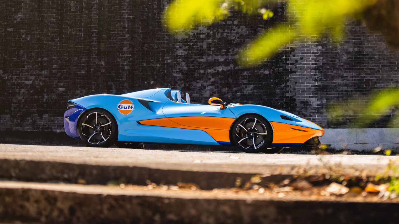 Быстрый автомобиль McLaren Elva Gulf Theme, 2021 года