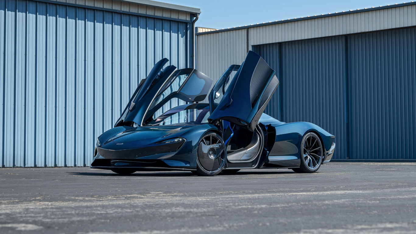 Спортивный автомобиль McLaren Speedtail  с открытыми дверями