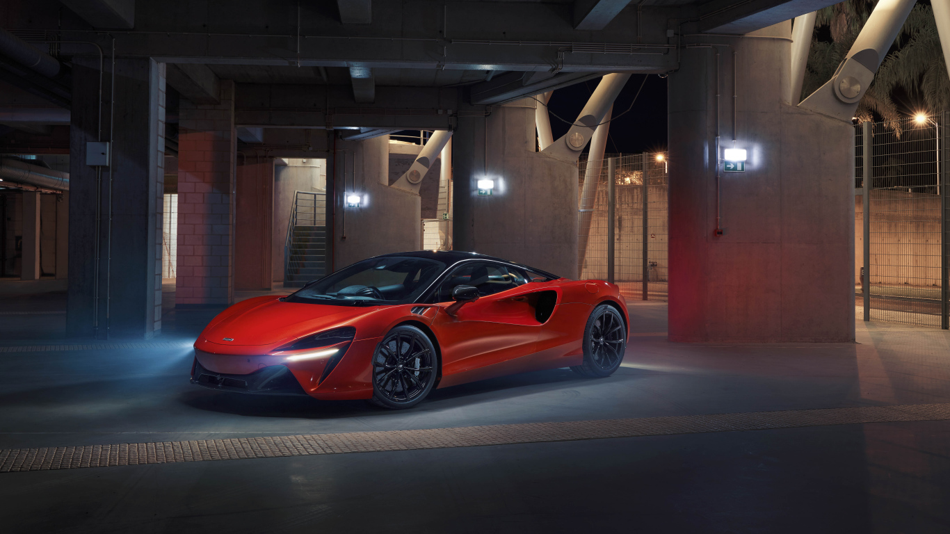 Красный McLaren Artura, 2021 года в здании