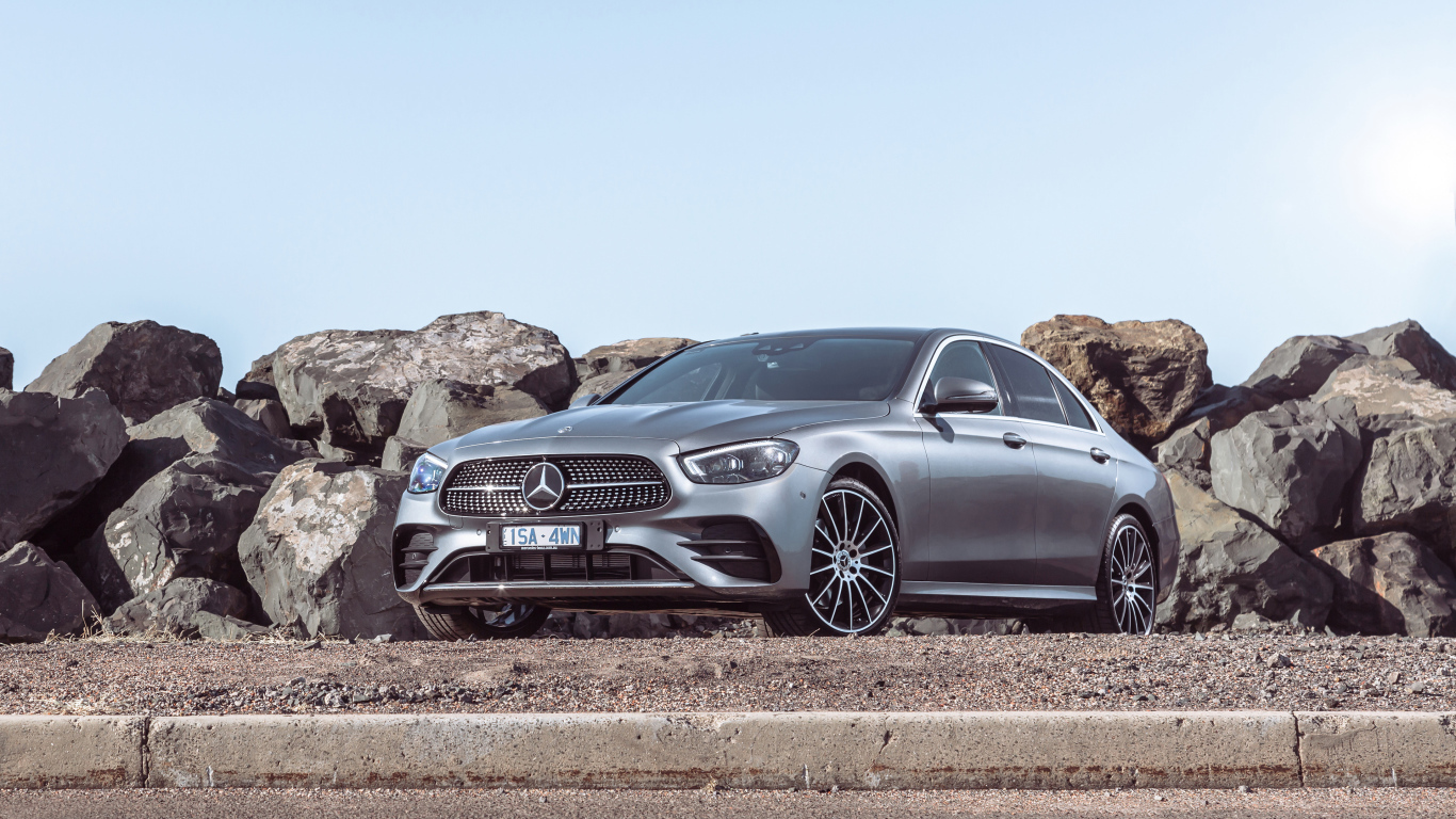 Серебристый автомобиль Mercedes-Benz E 350 AMG Line 2021 года