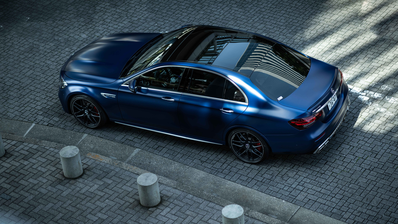 Синий автомобиль Mercedes-AMG E 63 S 4MATIC+ вид сзади