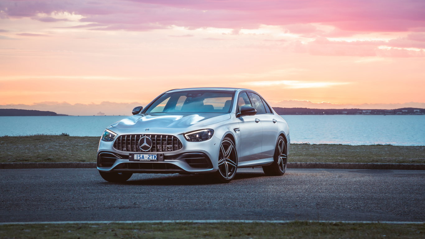 Серебристый автомобиль Mercedes-AMG E 63 S 4MATIC+ 2021 года у моря